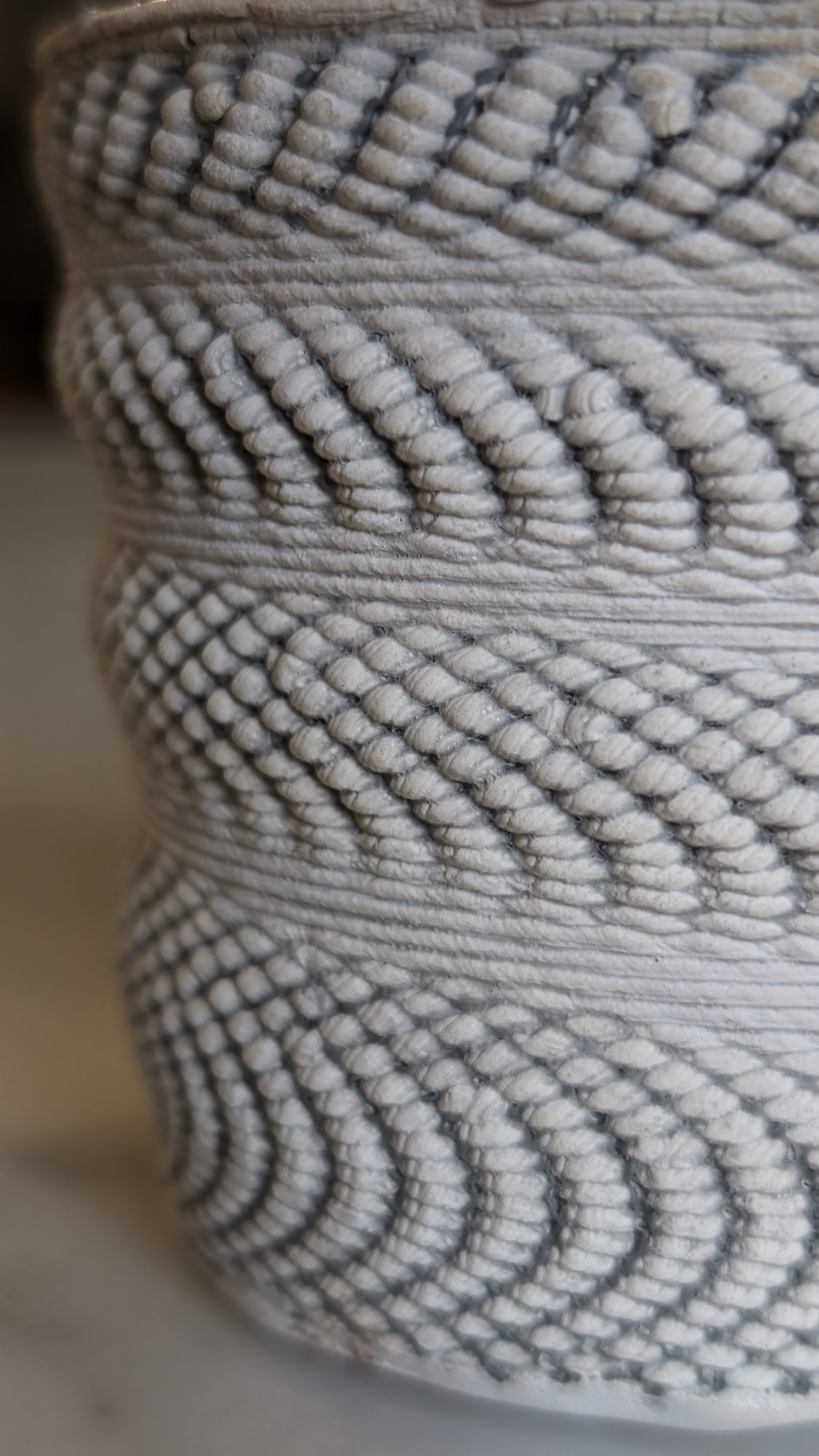 Cerámica impresión 3D: vasija paramétrica de patrón de tejido impresa en cerámica, por Martín Jiménez.