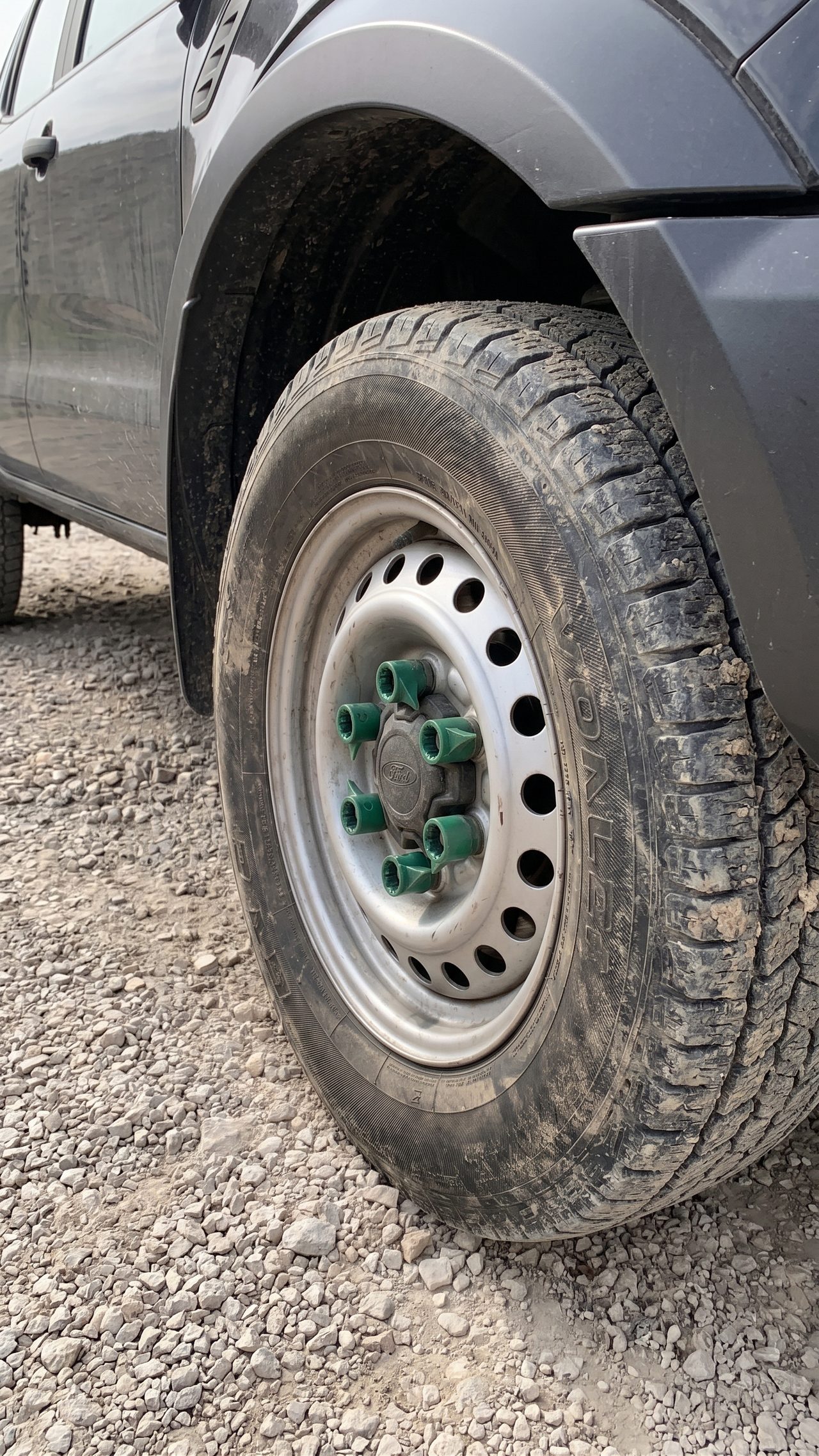 Checkpoint 19mm en uso sobre la rueda de una camioneta de faena