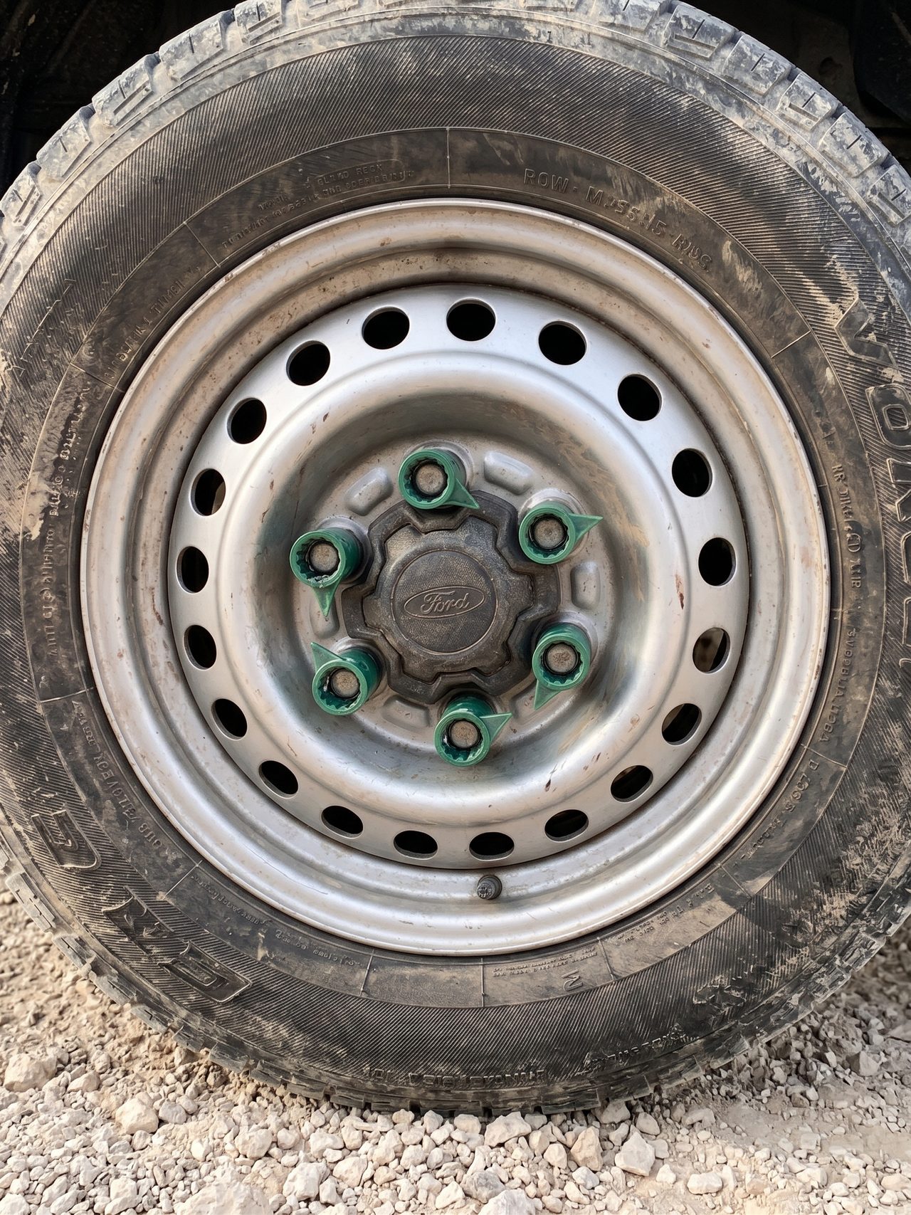 Checkpoint 19mm en uso sobre la rueda de una camioneta de faena