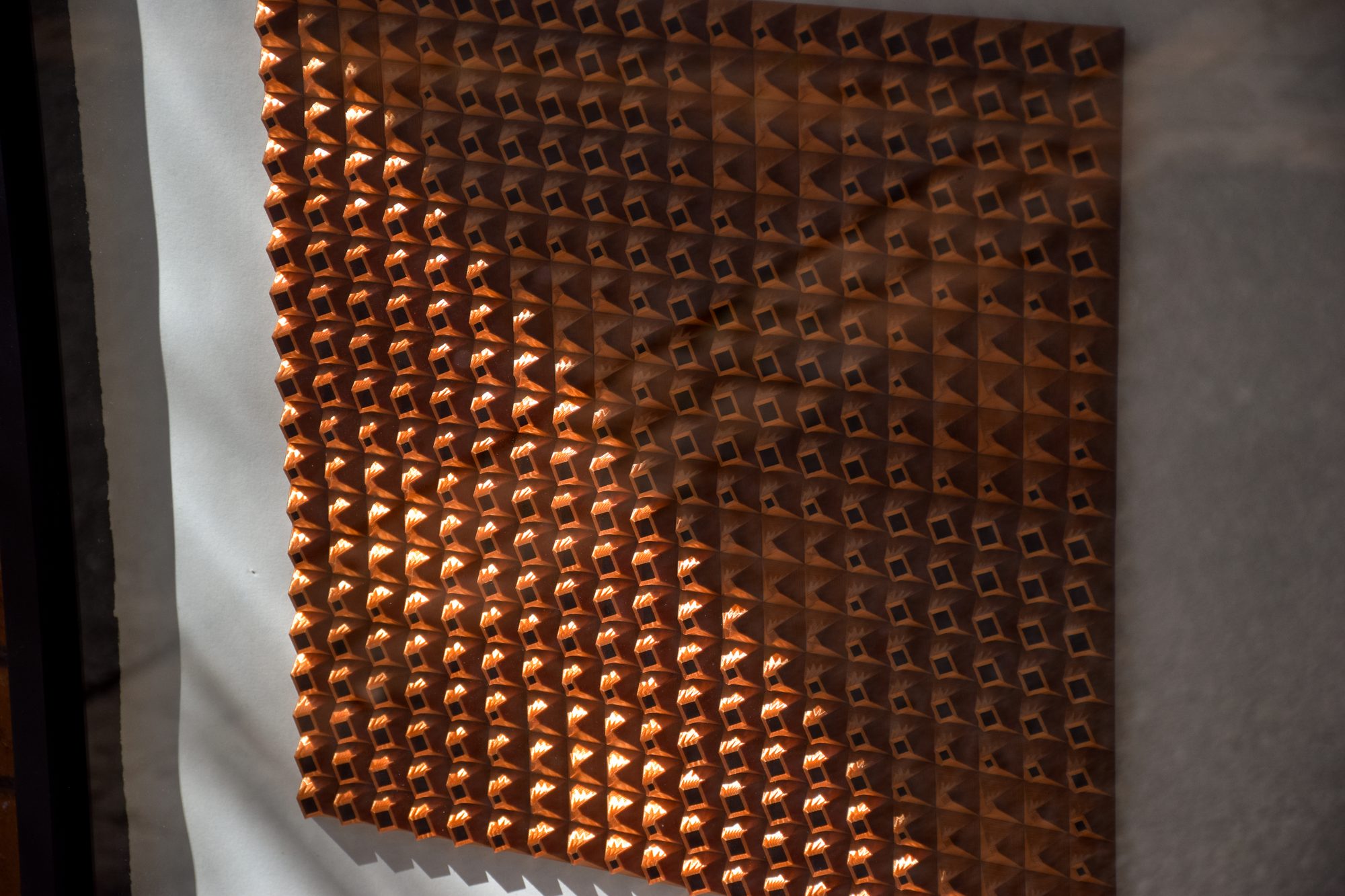 Duplo III Cobre, relieve paramétrico de retícula piramidal en cobre, por Martín Jiménez.