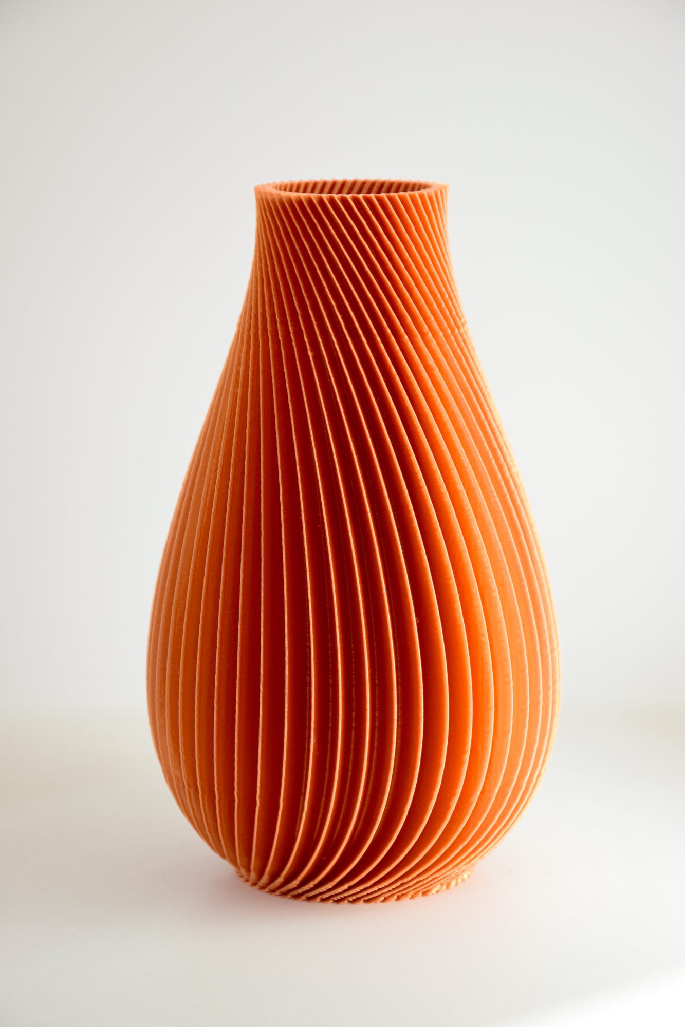 Floreros paramétricos impresos en 3D (Serie FL), exhibidos en Ch.ACO, por Martín Jiménez.