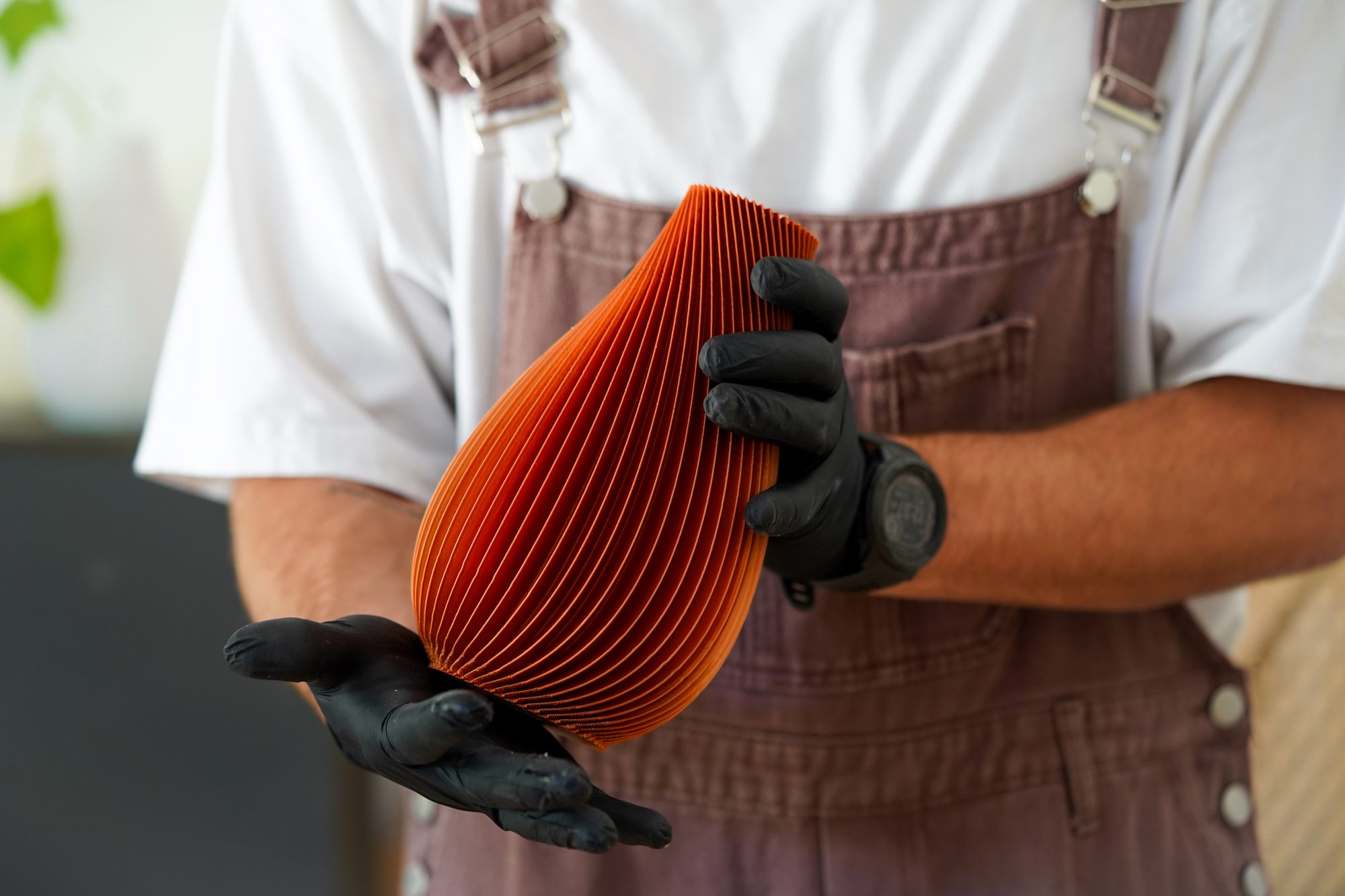 Martín Jiménez en su taller con un florero paramétrico impreso en 3D