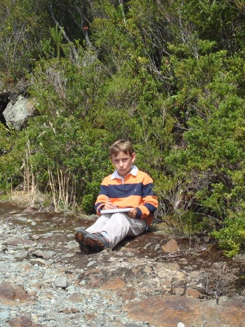 Martín Jiménez dibujando en el bosque a los 8 años