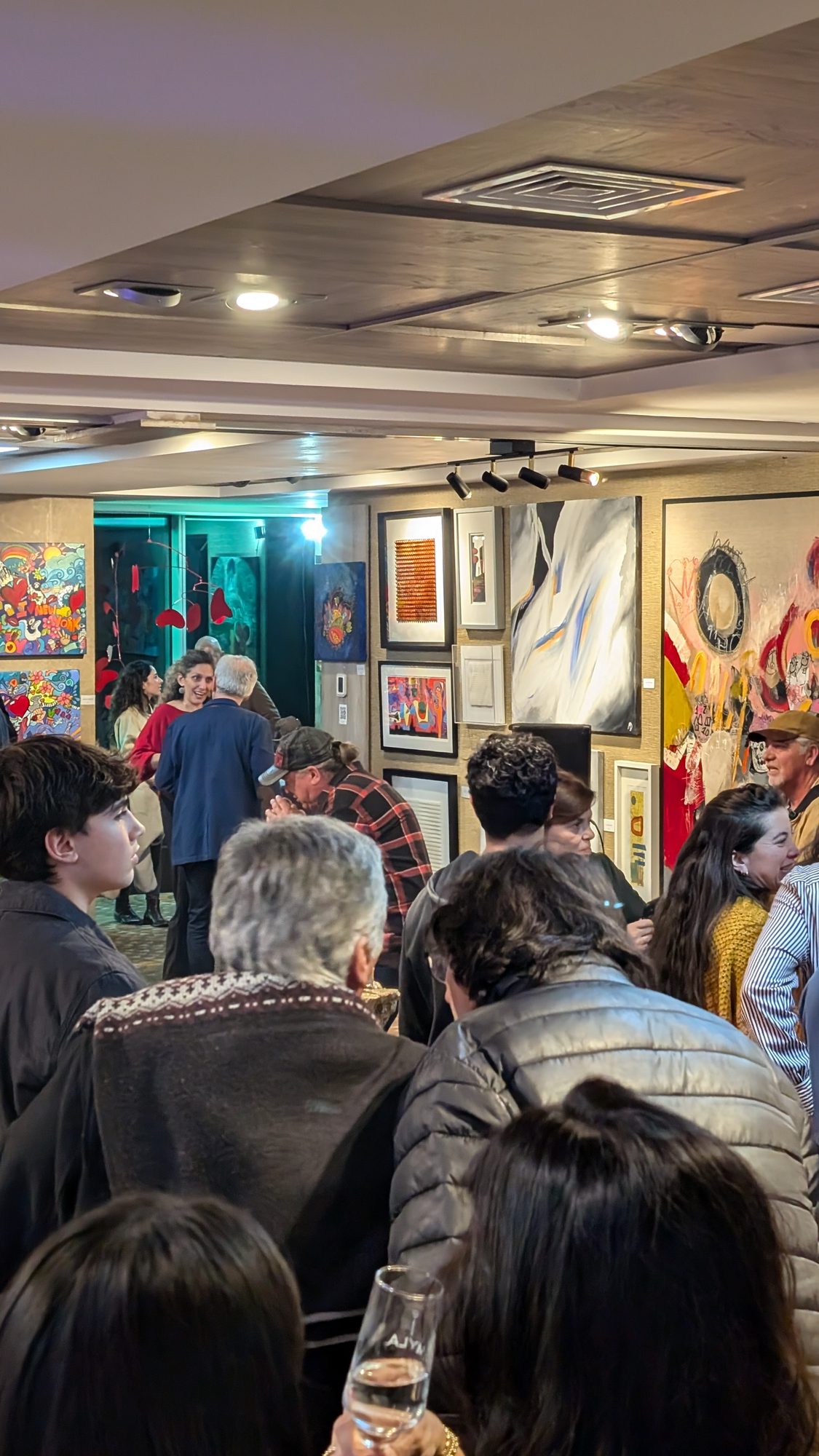 Obra de Martín Jiménez montada en una exposición en Santiago