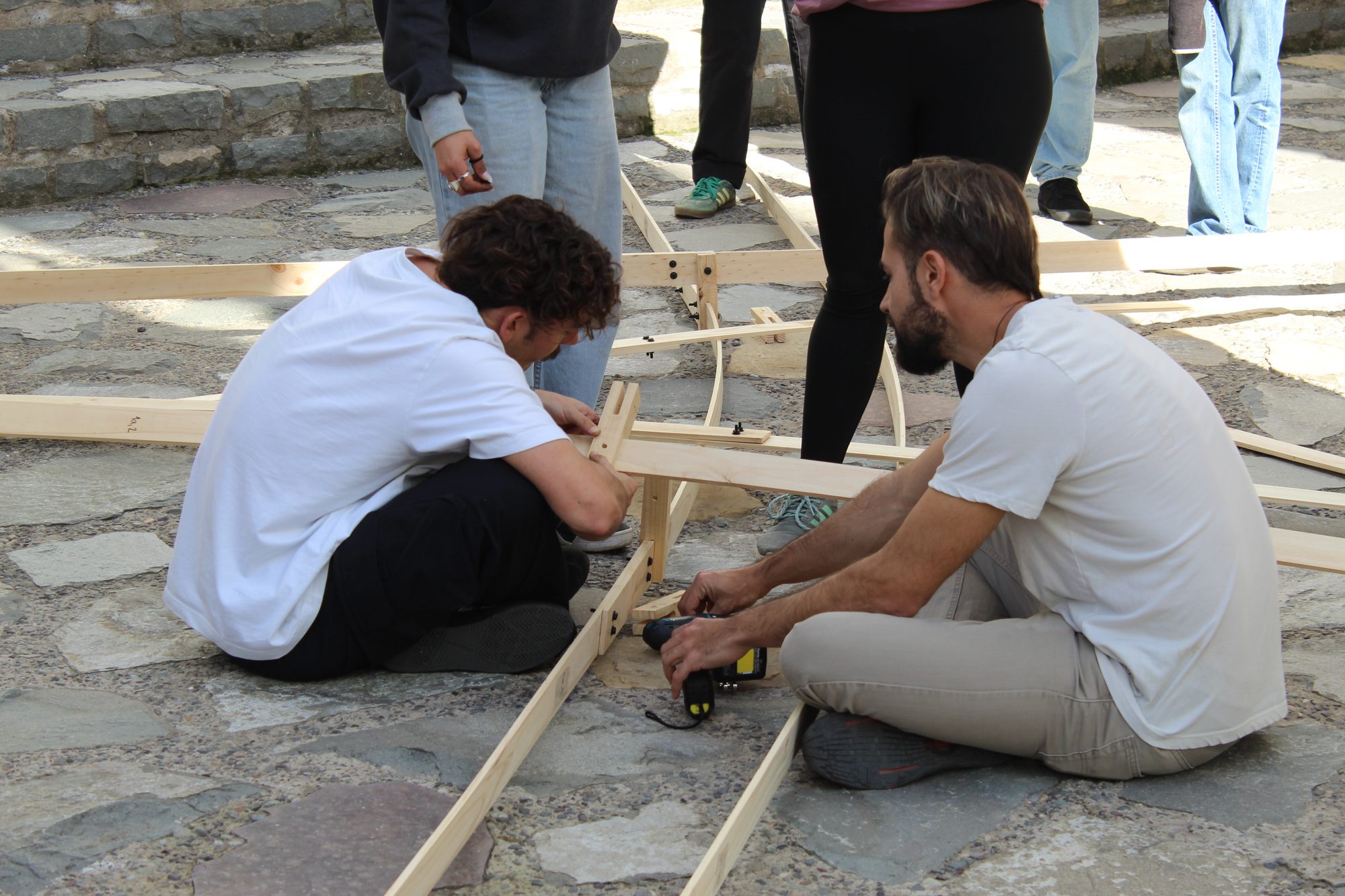 Construcción en comunidad del pabellón