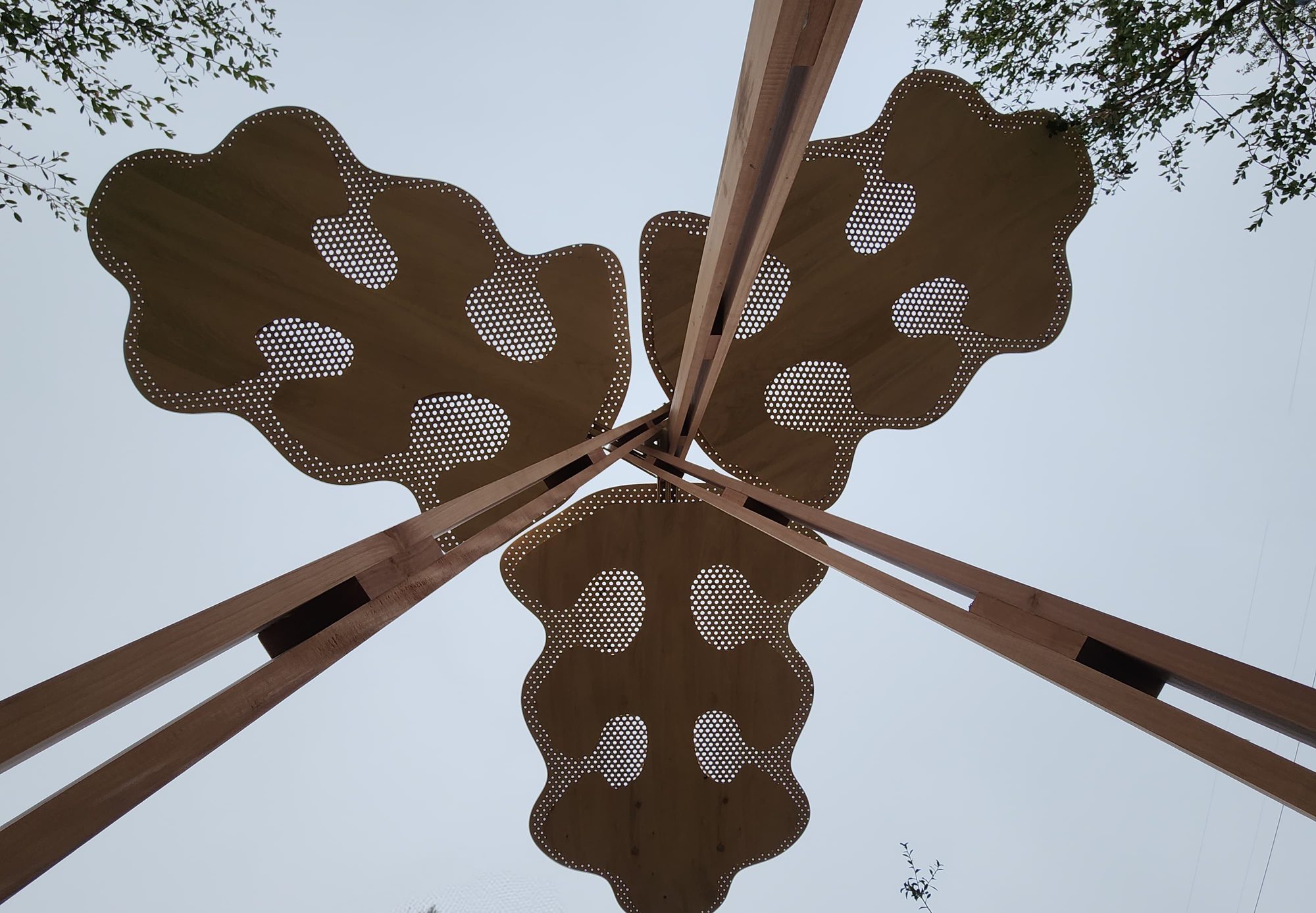 Pabellón de madera con paneles perforados paramétricos, proyecto en comunidad del magíster de Martín Jiménez.