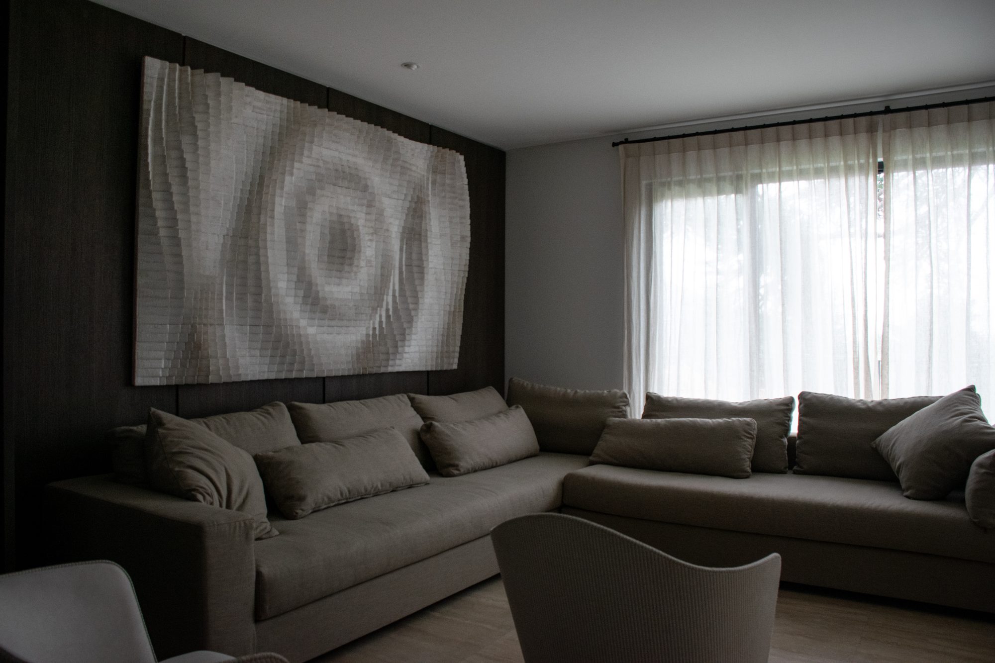 Relieve paramétrico de gran formato en madera con ondas concéntricas, por Martín Jiménez.