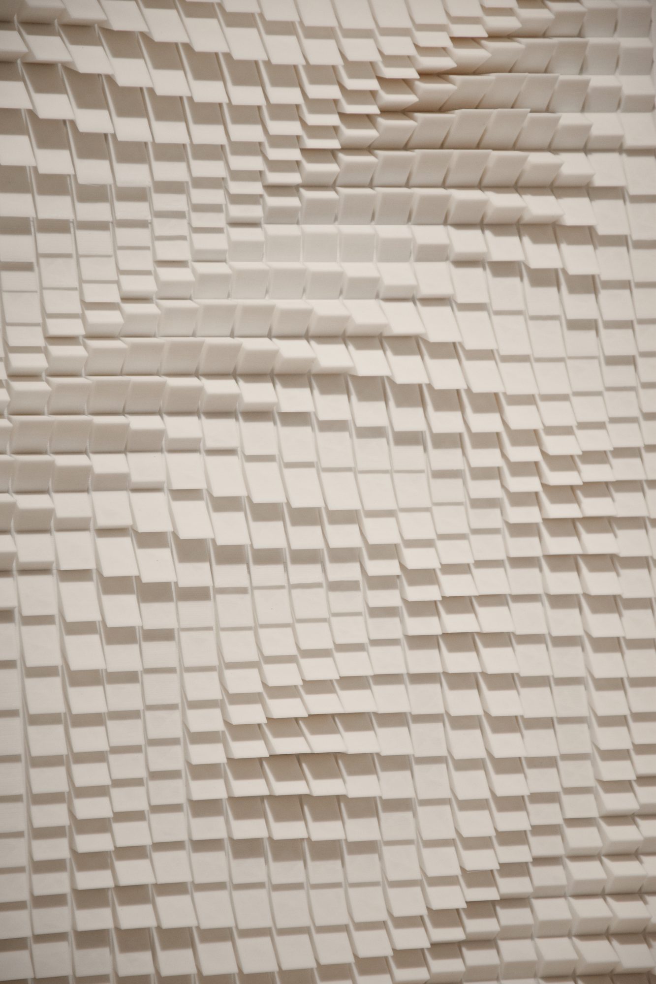 Relieve paramétrico blanco con patrón de ondas, por Martín Jiménez.