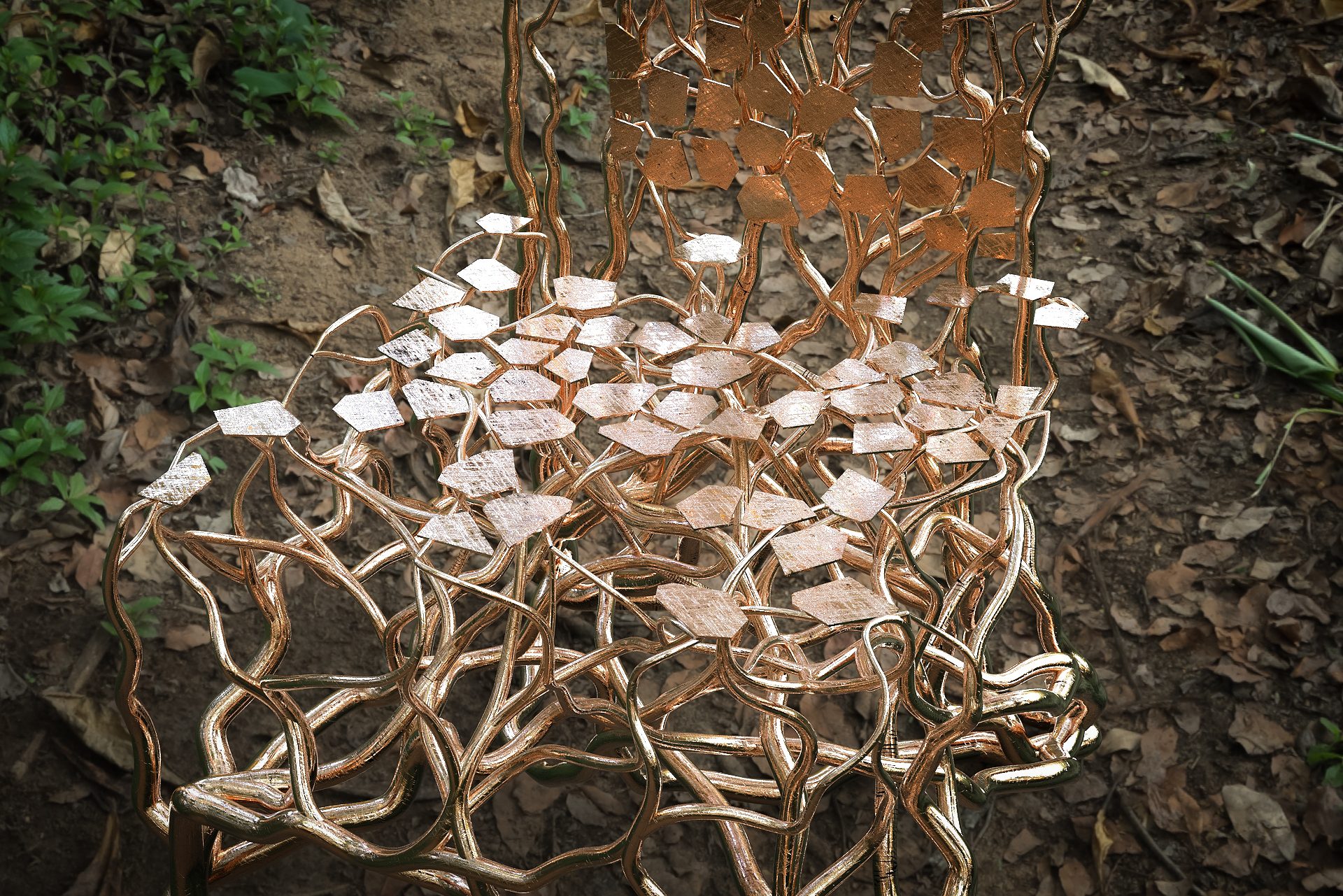 Silla Arrayán, escultura funcional paramétrica de ramas en cobre con hojas inspirada en el árbol nativo, por Martín Jiménez.